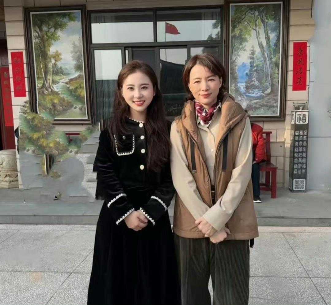 53岁董卿新年到江苏探望亲戚，她的穿衣打扮优雅得体，身材高挑，非常有气质。​