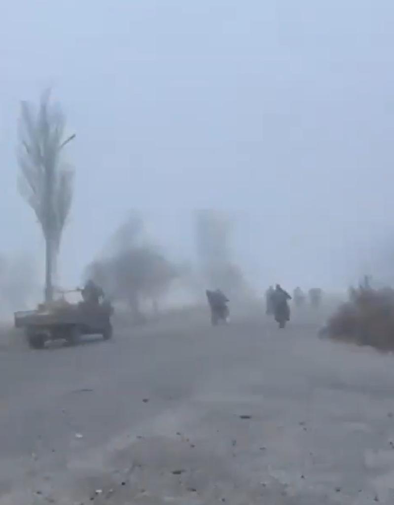 俄罗斯军队在浓雾掩护下大批摩托车队进入波克罗夫斯克。视频中俄罗斯军队在浓雾中向