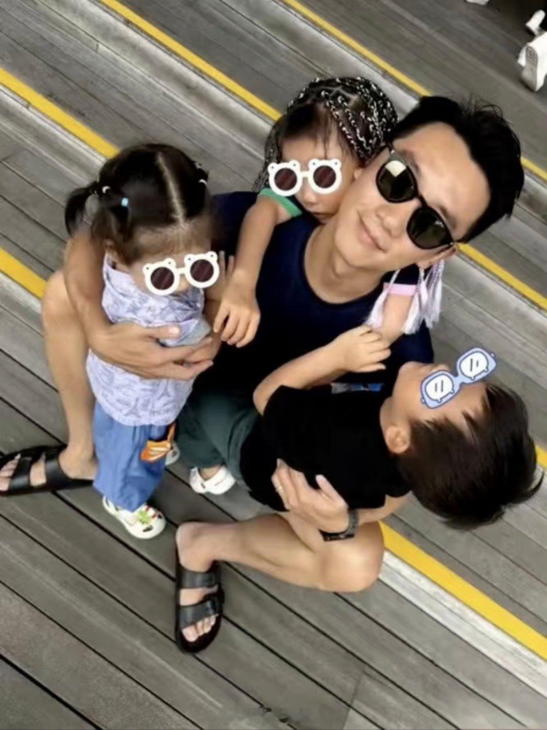 郑恺说三胎是意外，苗苗剖腹产完12个月又怀上了。苗苗三年生仨，老二老三就差12个