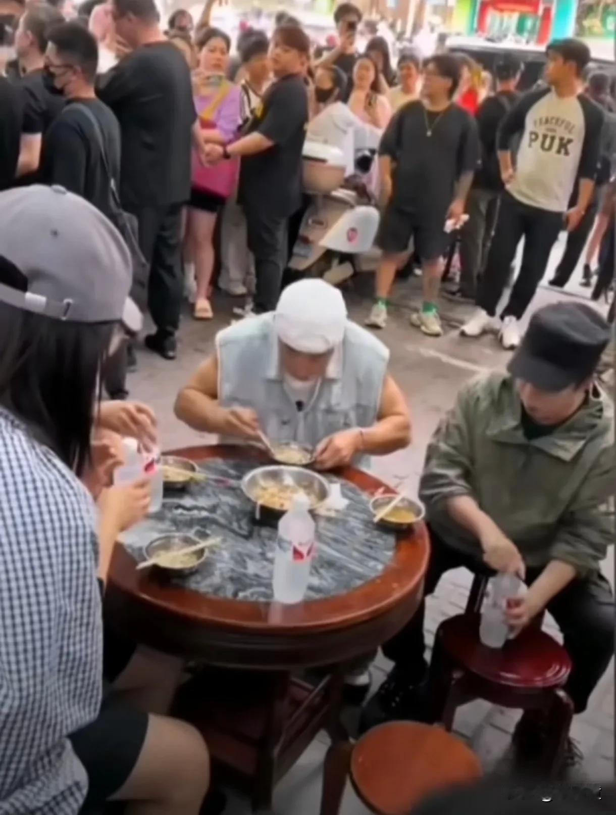 刘畊宏现在特别后悔，后悔的原因并不是因为清场吃米粉，而是他不应该解约无忧传媒！
