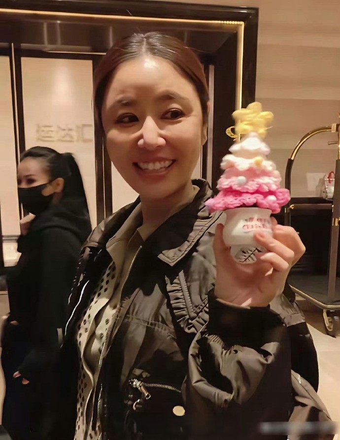 49岁的林心如模样变了好多，她选择了优雅的老去