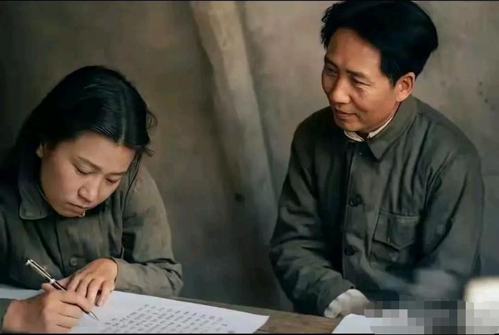 斯特朗回忆初见毛主席：窑洞虽破旧，目光却装着整片大陆一张延安时期的老照片，