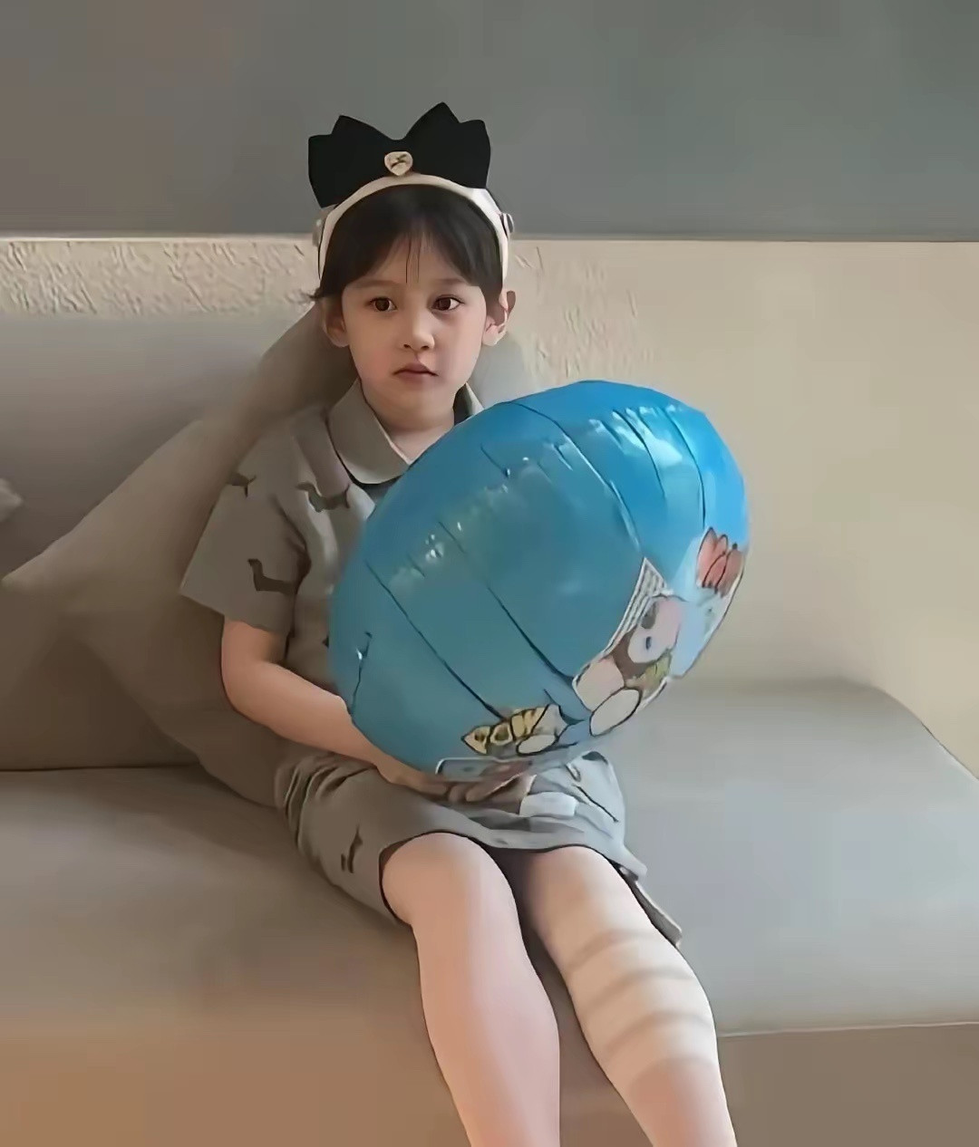 曹云金的女儿6岁了，长得好萌好可爱，有一双漂亮的眼睛，眼睛又黑又亮，和爸爸在一起