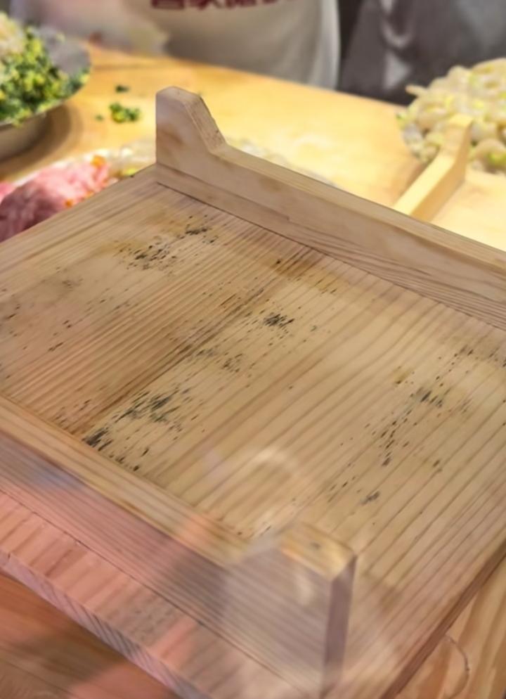 这盘子是发霉了吗？某大型连锁饺子馆就是饺子里有个大虾仁那家近期网友在某店发