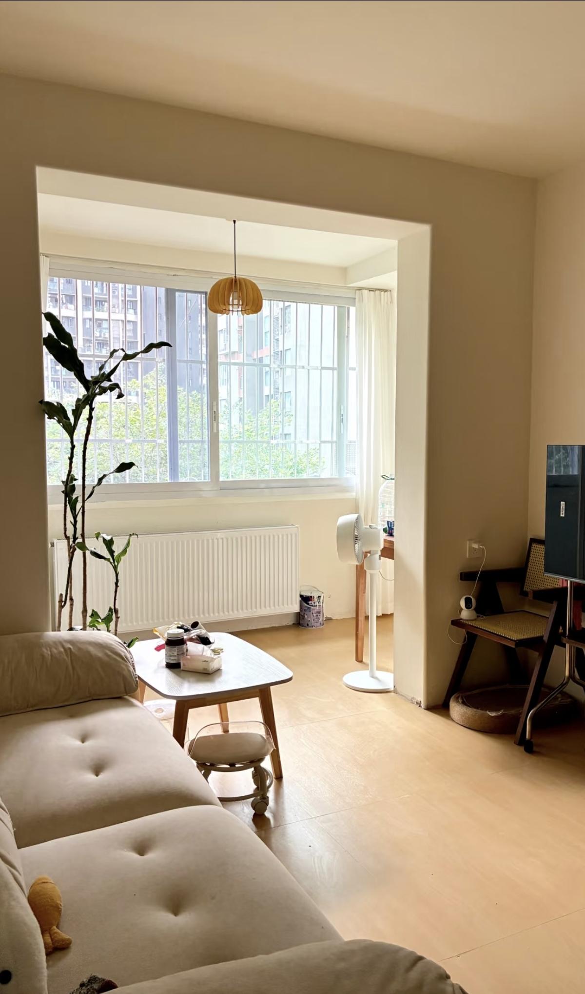 前同事女28岁，未婚在成都市中心花了八万首付月供一个月1600元买了一个老破