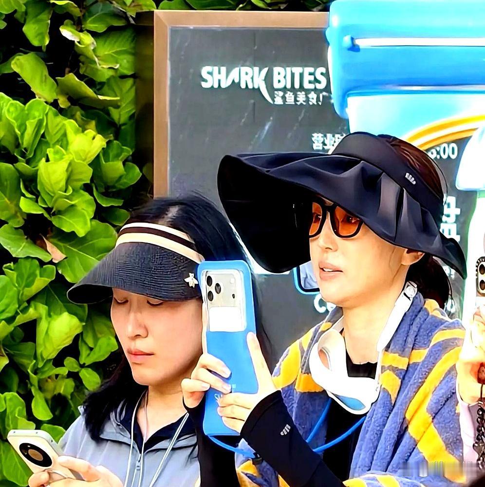 年收入六十万的张维伊，娶了女星董璇，两人签了份协议。在三亚的水上乐园里，他一