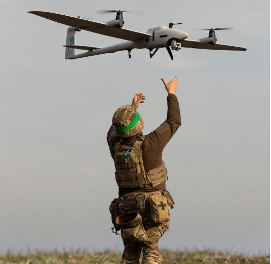 图文：乌克兰游击队：俄军驻赫尔松前线因无人机造成的伤亡不断增加而向护士们发枪填战