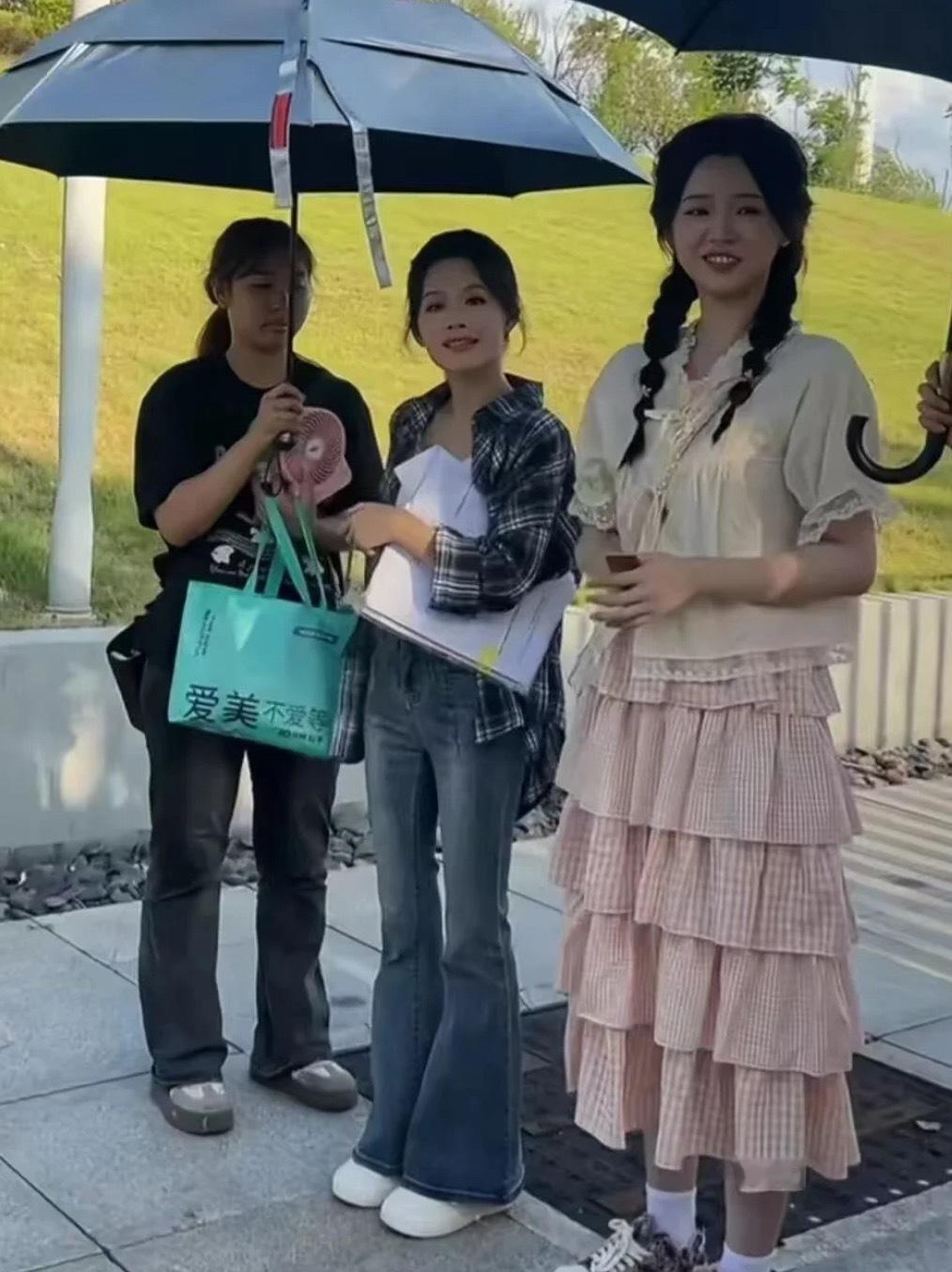 不是吧，，余茵都没有一米五吧。。余茵现实中也好漂亮啊，五官超精致，本人瘦瘦的，身