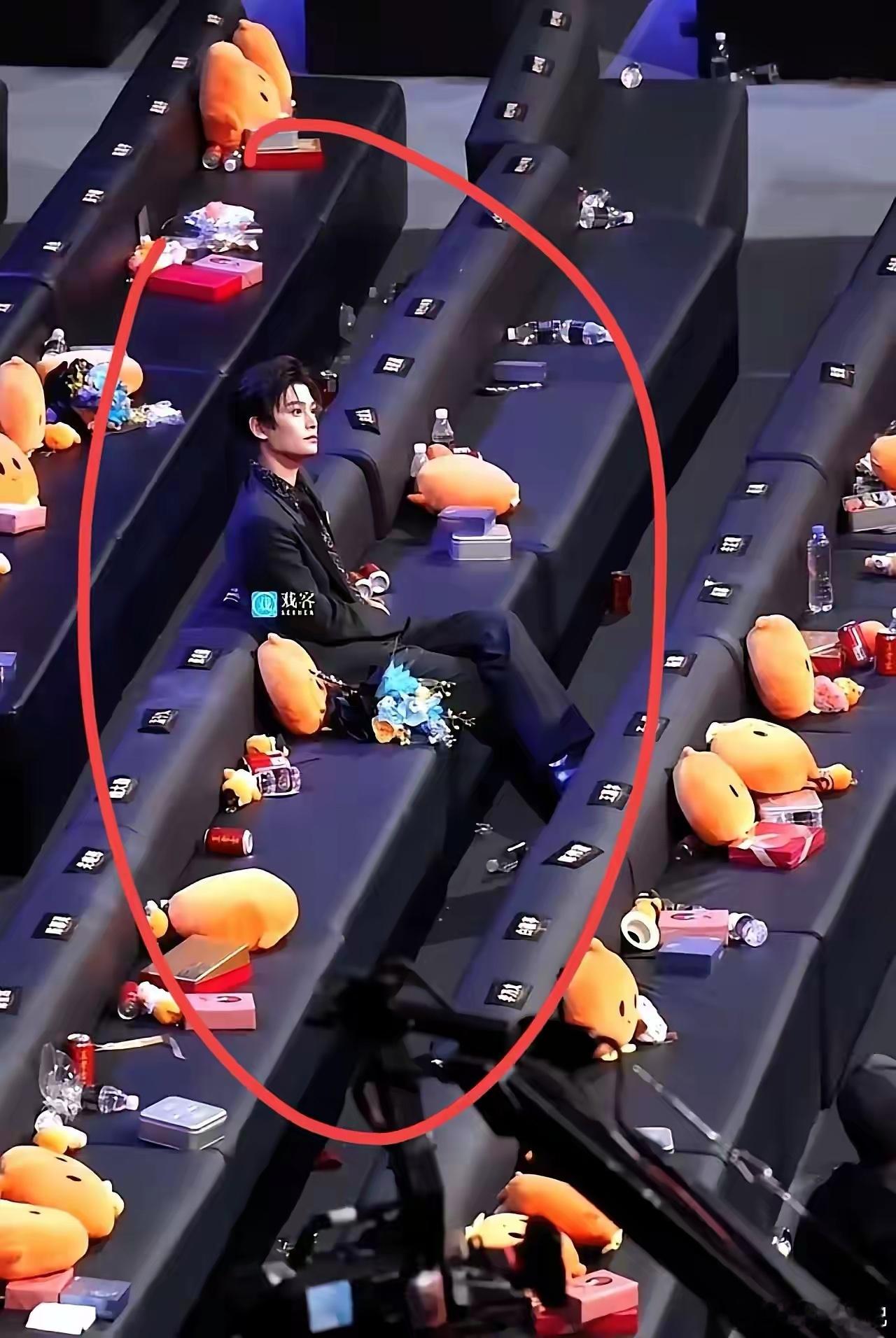 周围的人都走了，他还没走，这是哪位明星啊！挺能坐得住的。