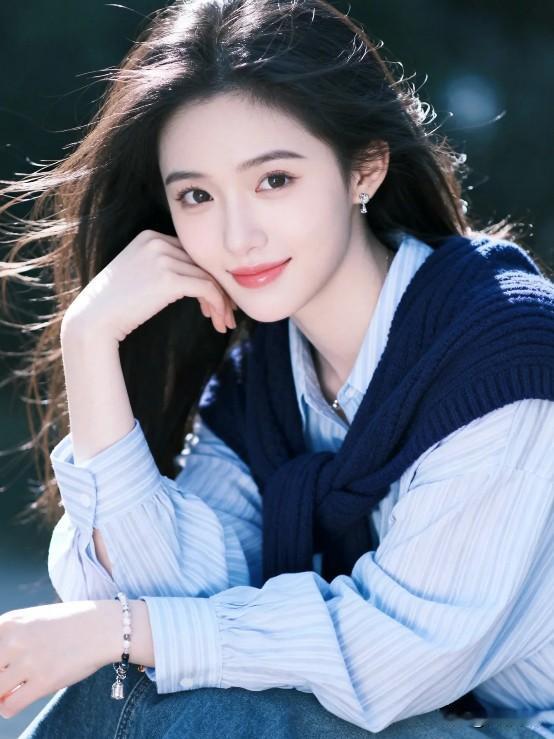 一副上联琢磨良久，始终没有对出合心意的下联。早就听闻各位老师功底深厚，对联工整严