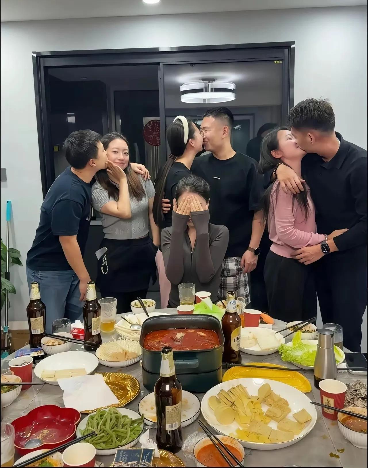 网上都在歪曲同学聚会，其实大部分都是正常的，这样过激行为毕竟是少数，其他行业的聚