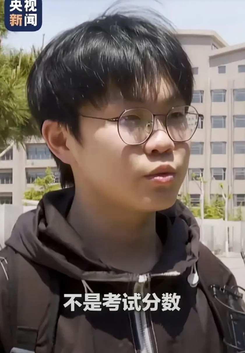 很感动！为抢救同学耽误高考的姜昭鹏顺利补考！为山东考试院点赞！一个人的高考，特警