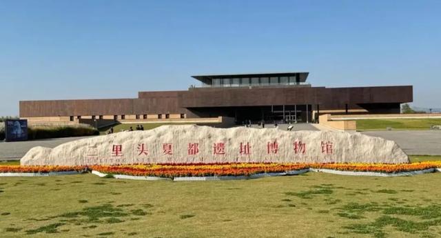 关于秦始皇生父的问题，司马迁并没有单方面判定秦始皇生父是谁，而是同时收录了两种不同来源的史料：《史记