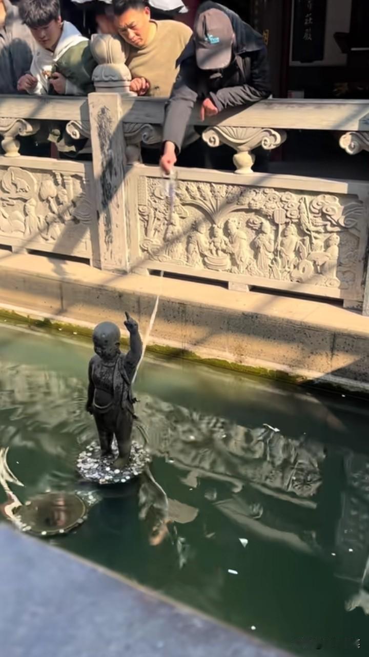还是大爷会玩！南通狼山风景名胜区，一个大爷用一块绑着的吸铁石去捞许愿池里面的硬币