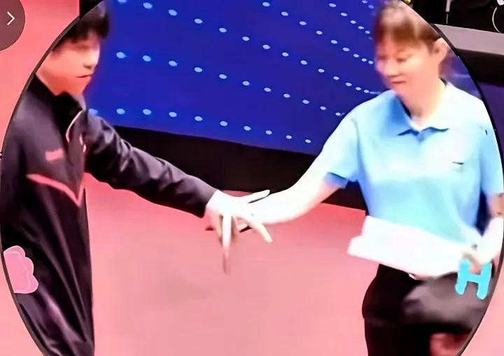 哟哟哟头哥你这是男女授受不亲吗？去美女手上拿球拍，翘着兰花指。好怕碰到美