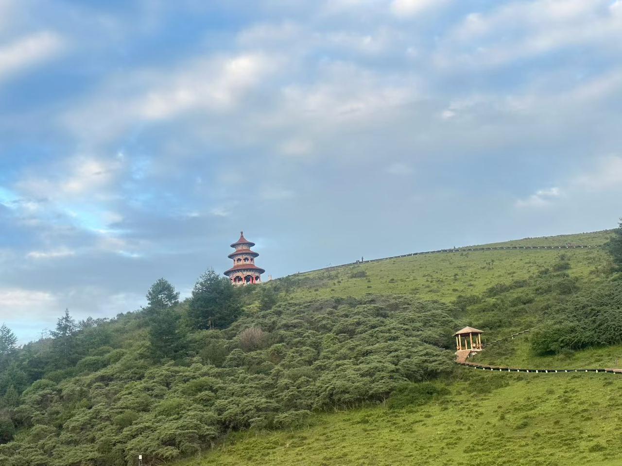 晒图笔记大赛行走甘南，看山峦巍峨，经幡摇曳，把烦恼丢进辽阔山野里。