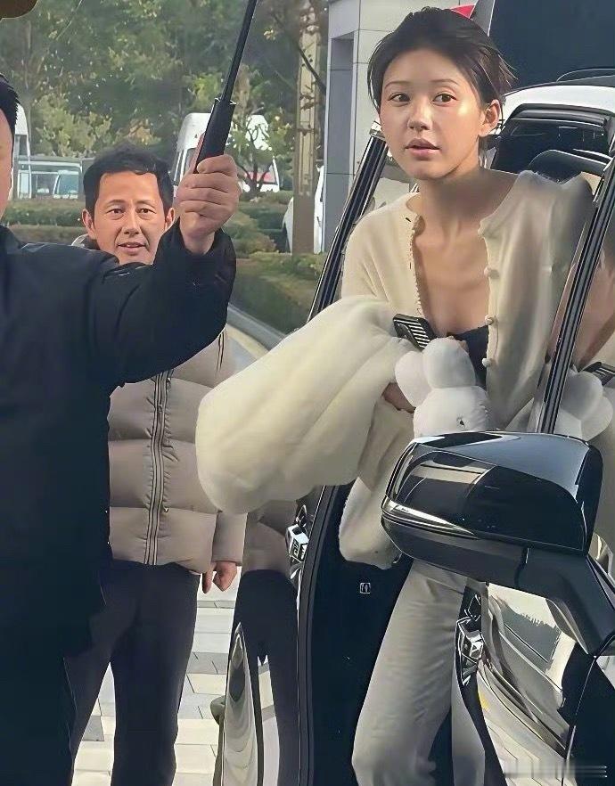 “赵露思是真实脸，别再造谣人家整过容了，看看父女俩五官多像啊”