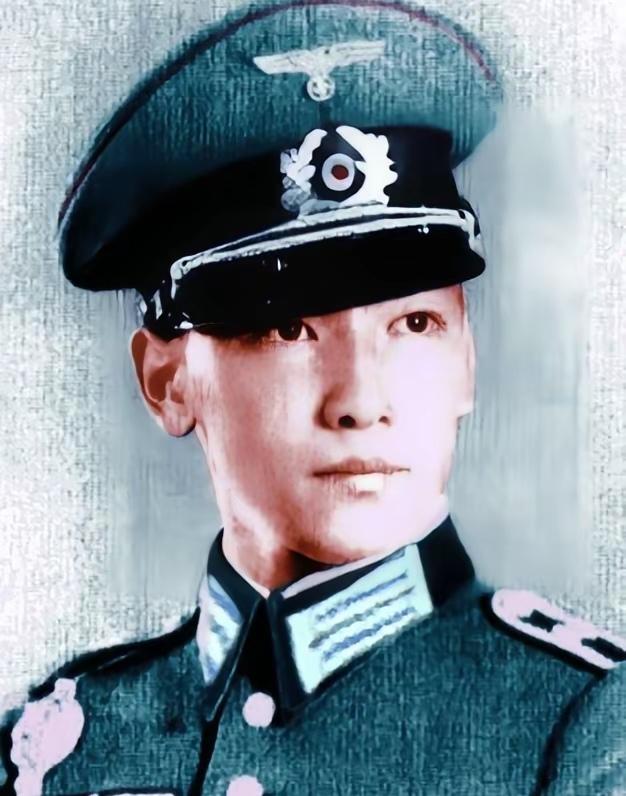 1942年，蒋纬国看到一位美丽的少女，上前搭讪，少女傲慢无比，不过蒋纬国却沉沦于