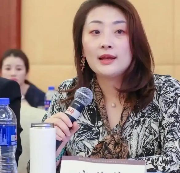 宗馥莉身上的狠劲儿！！！宗馥莉的办公桌抽屉里锁着一份名单，上面写了三十七
