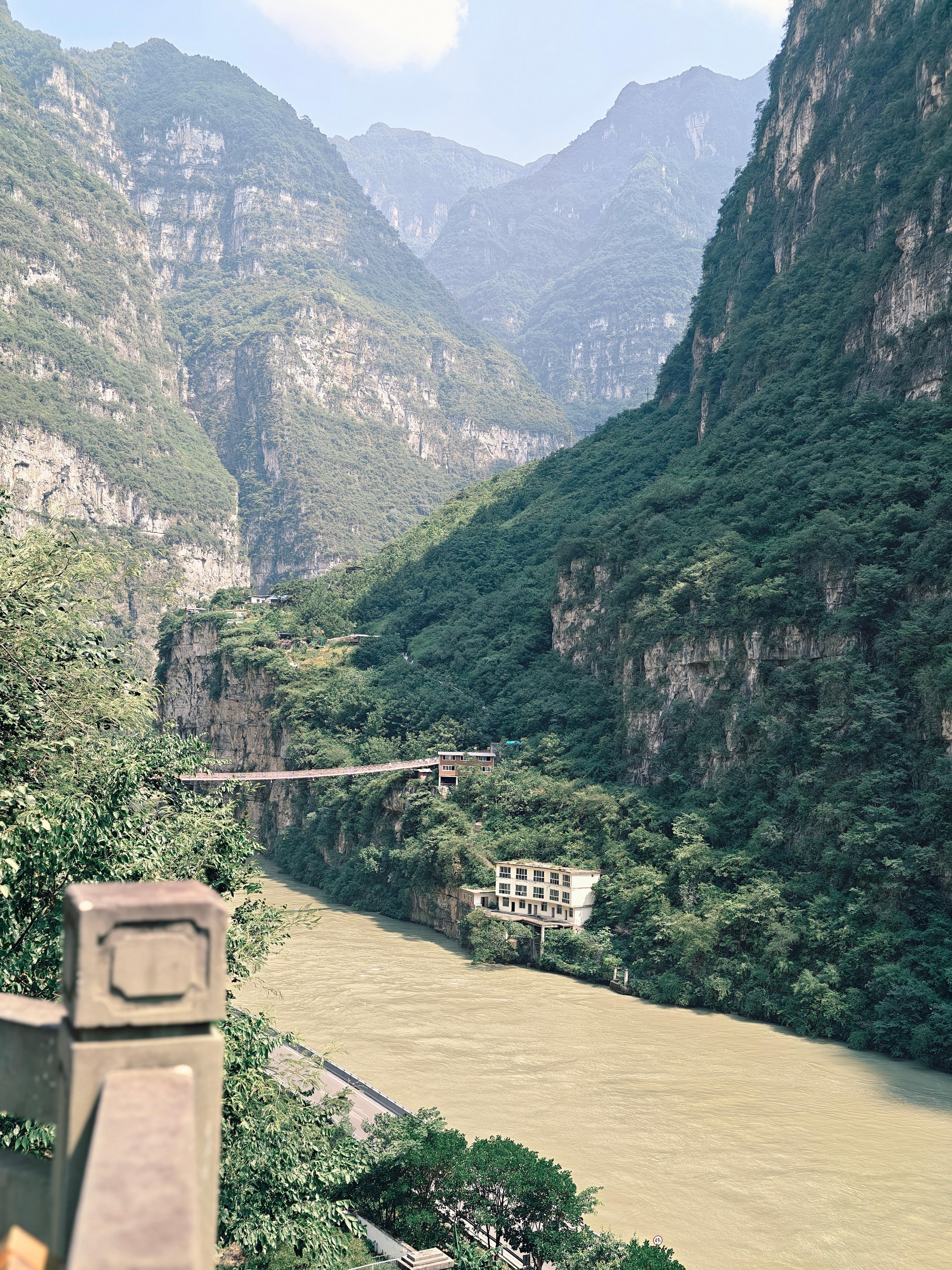 上方壁立千仞，下面静水流深。铁路公路和大河，在峡谷底端平行延伸。在这里竟然有一座