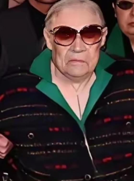 1988年，蒋经国吐血而亡。但某个意义上讲，蒋经国要比他的妻子蒋方良有点福气。虽