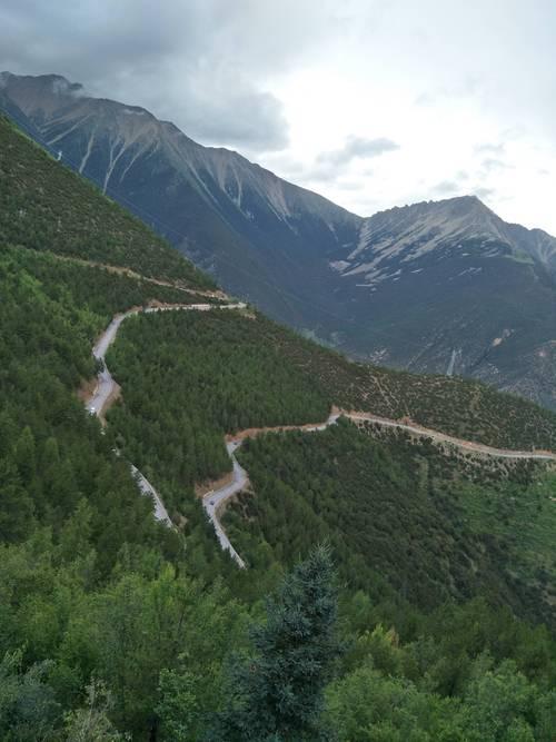 上联：山高路险西风烈，下联：水远天长北雁鸣，下联：海阔云低淡月寒。