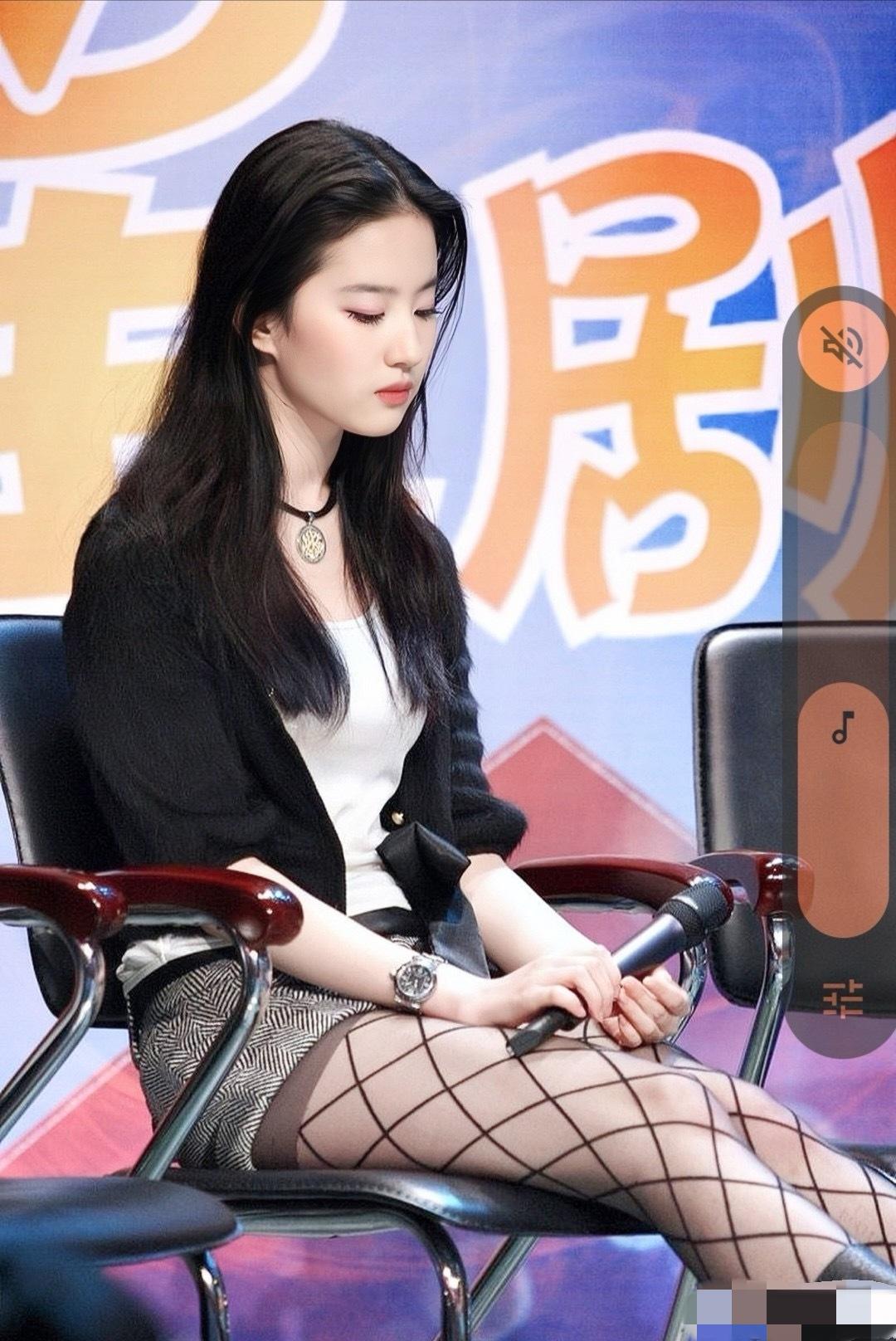 刘亦菲太清纯了吧！哪怕穿着黑丝渔网袜，也让人不动如山！谁也没想到，刘亦菲在娱
