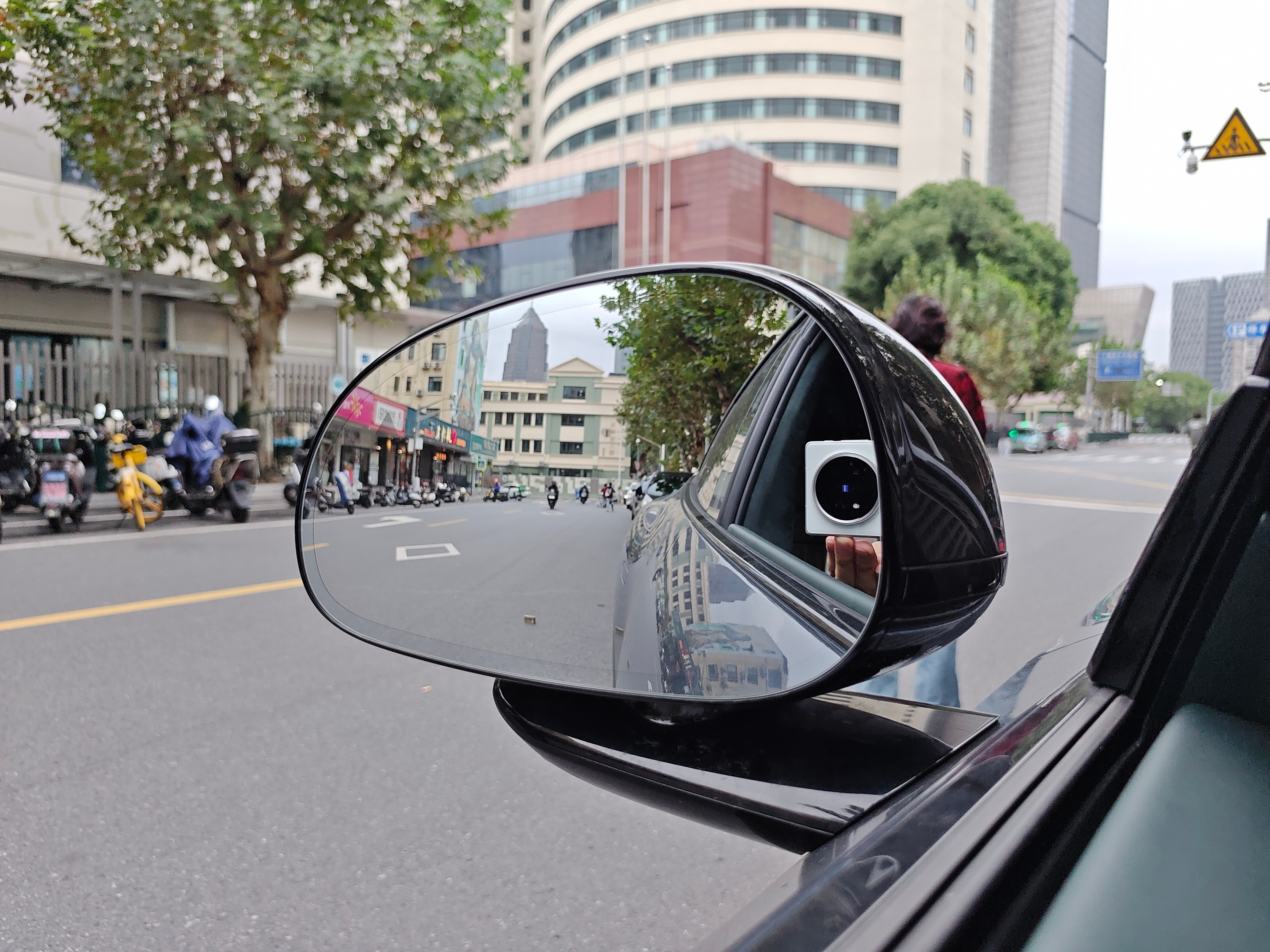 吹一下小米YU7这个外后视镜，这个视野面积应该是我们公司几台车里最大的，看起