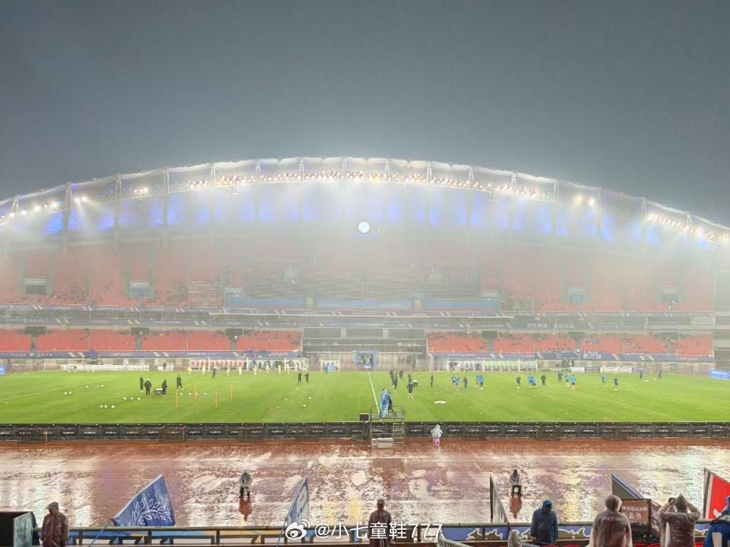 武汉三镇vs浙江队现场雨势越下越大，这场比赛注定是一场雨战。这对于双方来说，场