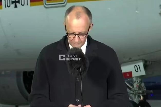 2月25日，德国总理默茨前往中国前，在机场发表声明，他说:“德国坚持一个中国政策