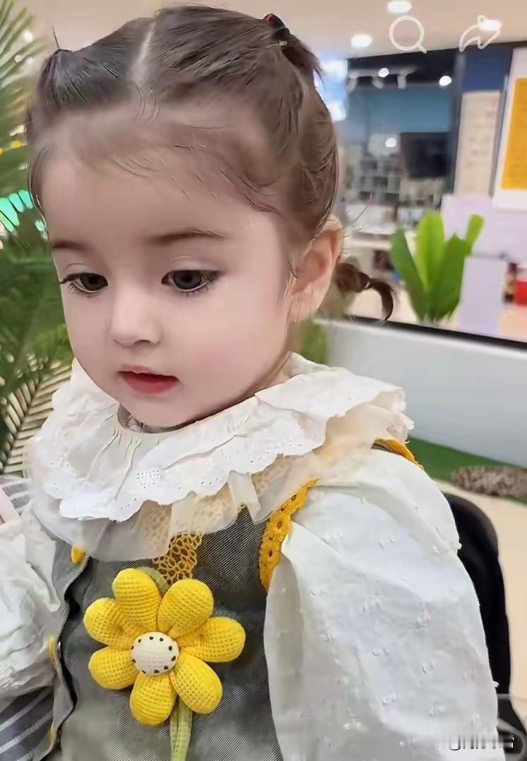 妈妈是中国人，爸爸是俄罗斯人，小女孩长的眉眼如画，每次带出去，都会有一群