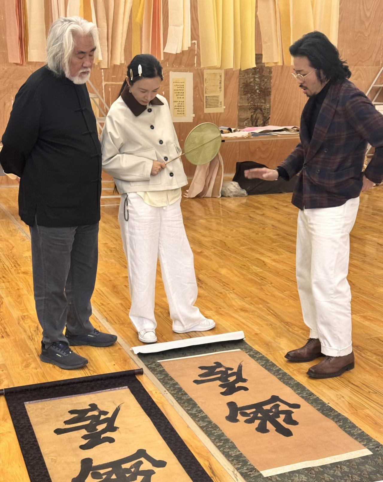 75岁张纪中和老婆杜星霖在杭州拜访好友的书法工作室，杜星霖的打扮太一言难尽了！这