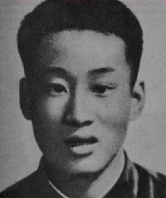 1979年，17岁新兵吴建国身中8枪，扑倒在地，暗处敌人蹿到跟前察看。突然，地上