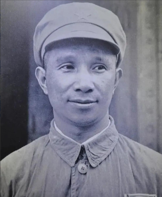 1958年，粟裕被解除总参谋长职务，此后远离军界再也没被重用。陈赓对栗裕说：“你