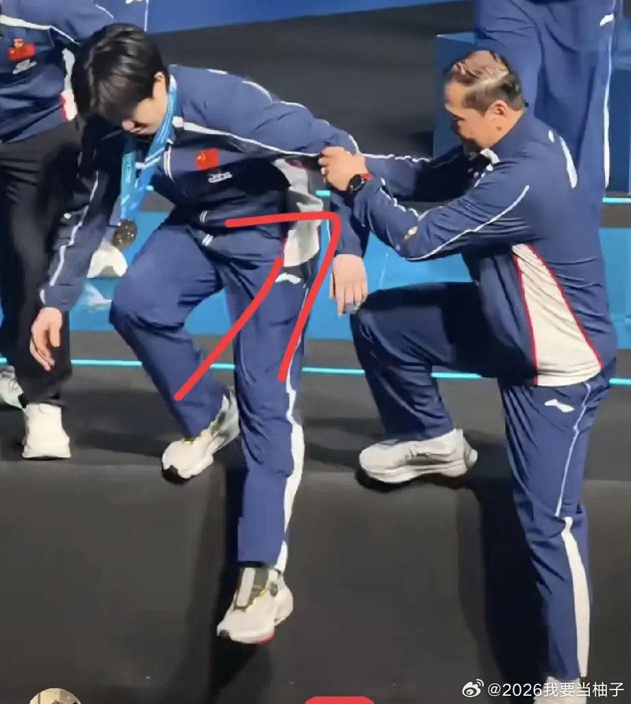 都说细节看真心这话真不假昨天比赛完之后，王楚钦下台阶时，杨教练的动作，爱护全在里