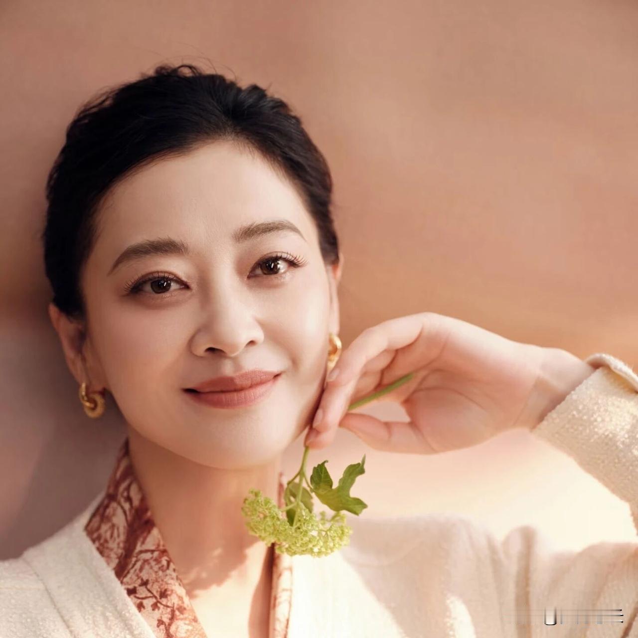 终于明白我们对梅婷为什么格外严苛了，允许杨颖卖衣服，默许张庭搞微商，唯独梅婷