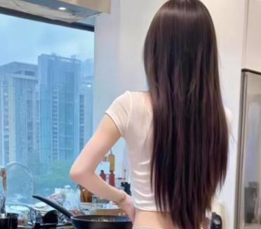 在厨房里忙碌，香气四溢，生活就是一次次美好的烹饪。