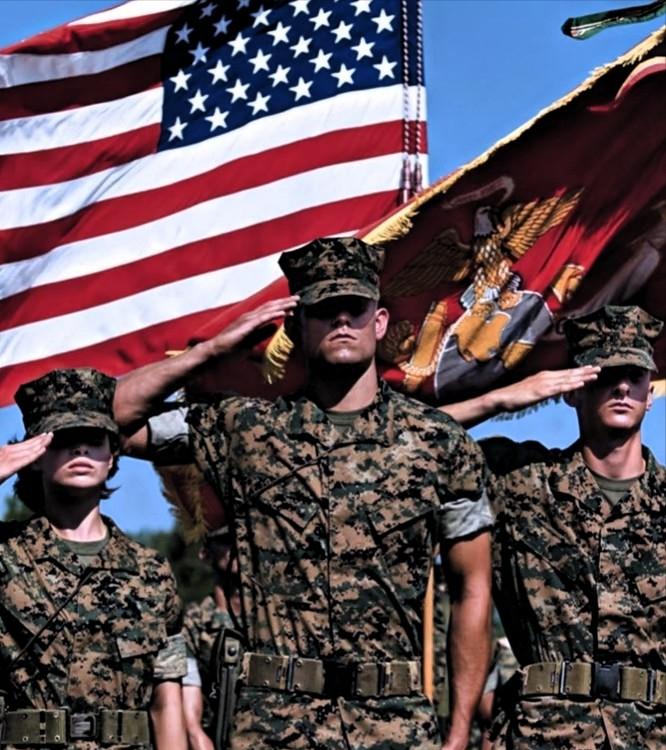 一名美国大兵怒火中烧地说：“我是美国军人，我知道现在的东方大国很强大，我们不可能