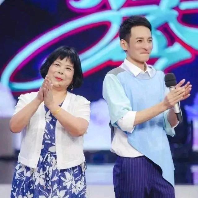 这个世界上我最想不通的人就是李维嘉了自己好歹也是当过台柱子的人,咋就能不明白