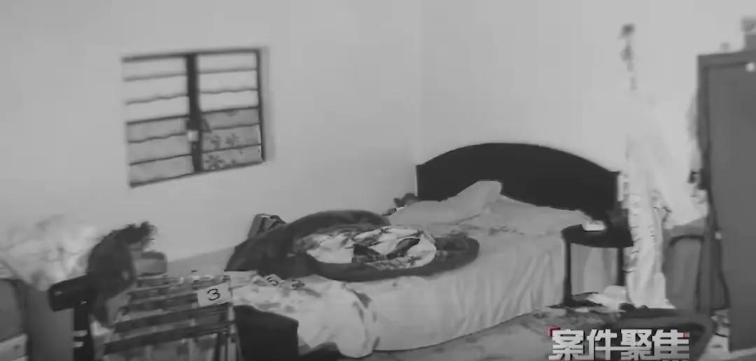 上海，一男子夜班提前4小时收工回家，发现本应上晚班的妻子，电动车停在门口，家里还