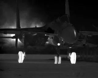 苏-35S红外照片，知道该机的发动机舱为什么不涂漆了吧，是真的烫啊。