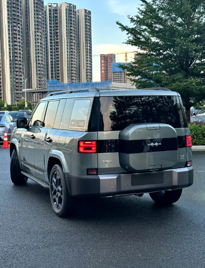 方程豹钛7实车出镜了，漂亮不？一直搞不懂仰望和方程豹的定位，这大家伙和仰望U