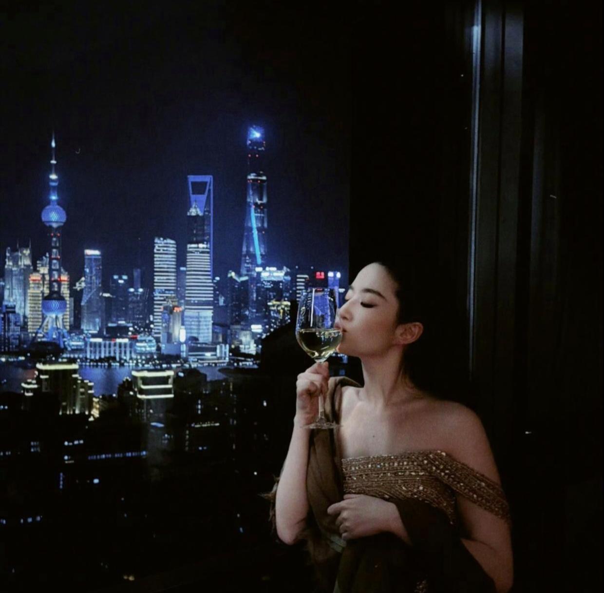 1.唐艺昕如今过着优渥的贵妇生活，丈夫每月都会给她充足的生活费，日常消费完全自由