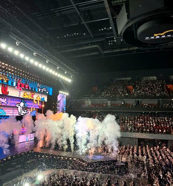 花大几百买票进场，台下观众却集体低头刷手机。Ella宁波巡演这幕让人心里发凉。现场发了发光手环，大家
