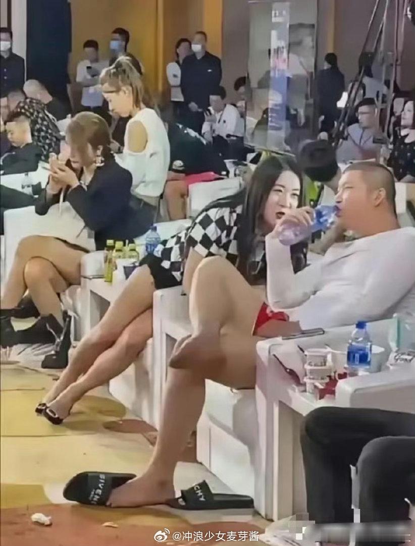 一群东北网红的聚会，站没站相，坐没坐相，是短视频和直播带货成就了他们。