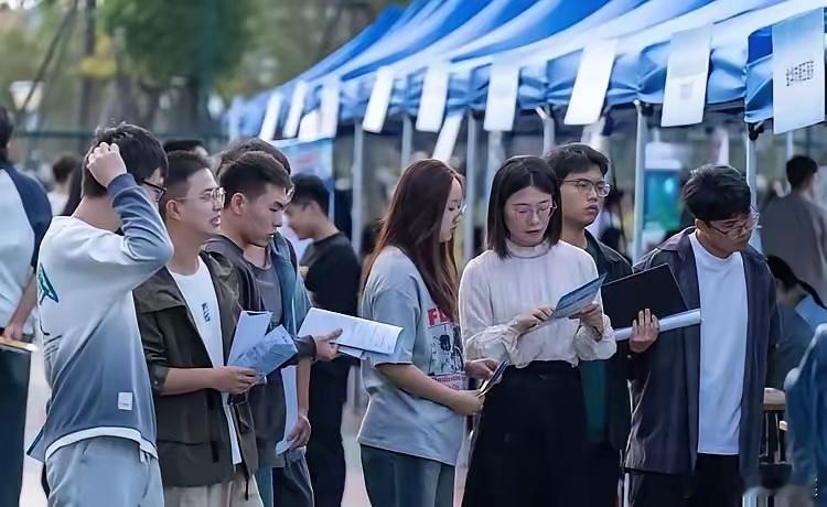 没想到海归的“审判日”真的来了网上一博主曝出了他的一个留学英国的朋友，三年政经学