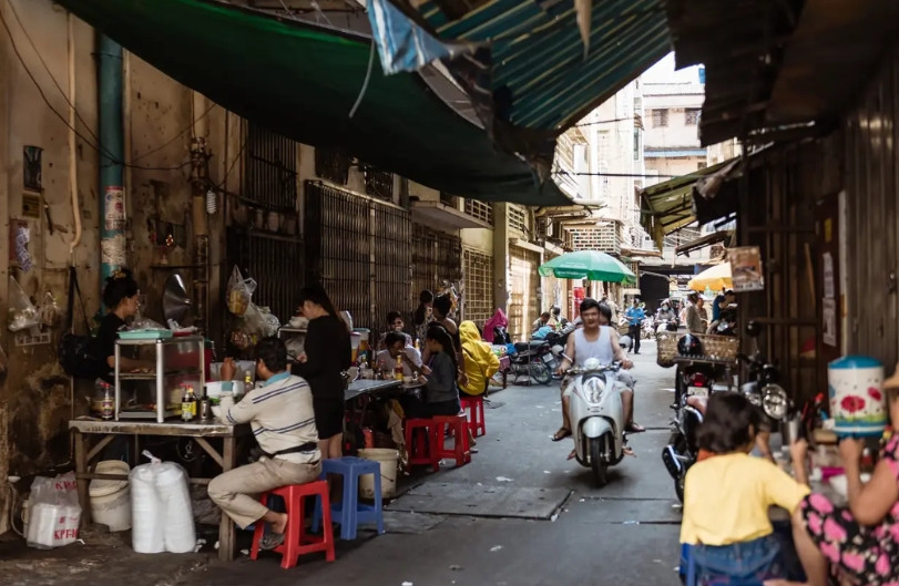 中国人谨慎去东南亚旅游。观察者网报道，台湾省一个泰国旅游团8人到达泰国后被整团卖