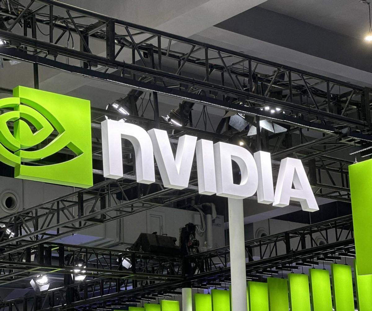 迟迟等不到中方审批，英伟达输了个精光，中方抓住了特朗普的把柄在黄仁勋眼里，只要特