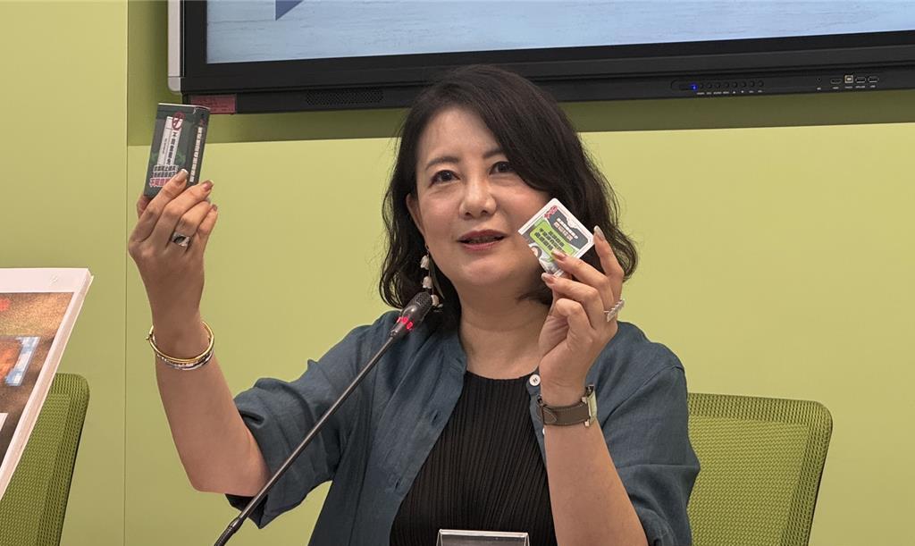 被国民党列入“不同意罢免”扑克牌，吴思瑶撕两半嚣张呛声为反制大罢免，国民党团3