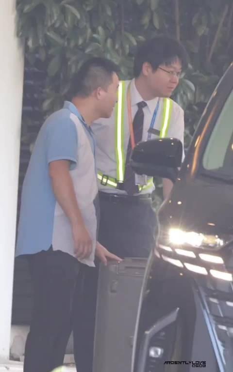 8.22迪丽热巴上海出发北京，小香风印花外套配黑色长裤，把手挥成雨刮器。巴巴你迟